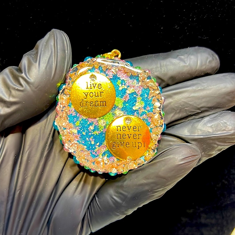 Resin keychain: “Live your dream” + “Never give up”.